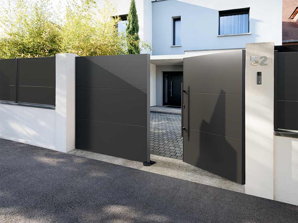 kostum_aluminium_architecte_portail_battant_plein_cloture_pleine_klavel_2100__sonette_visio_barre_tirage_inox-(2)